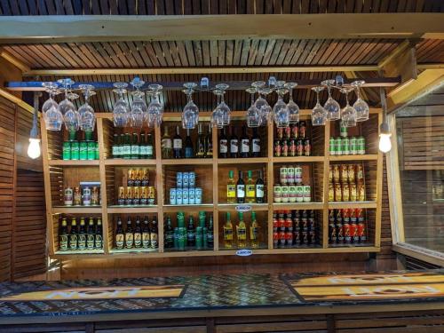 卡图纳耶克Cinnamon Airport Residencies的酒瓶和酒杯在商店里展示