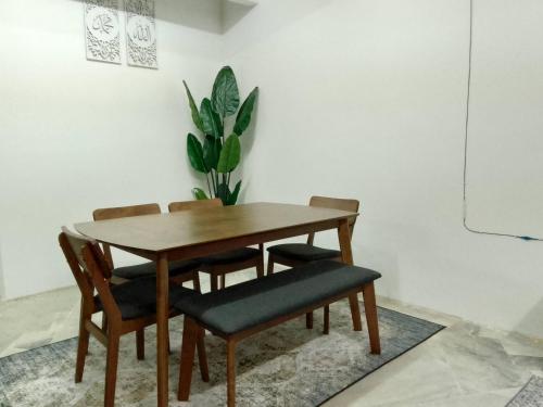 加影MGH Homestay Bangi Wonderland的餐桌、椅子和植物