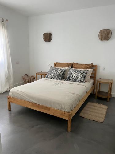Caleta de CaballoCasa Cabrera - 2 apartamentos con vistas al mar的一张带枕头的木床