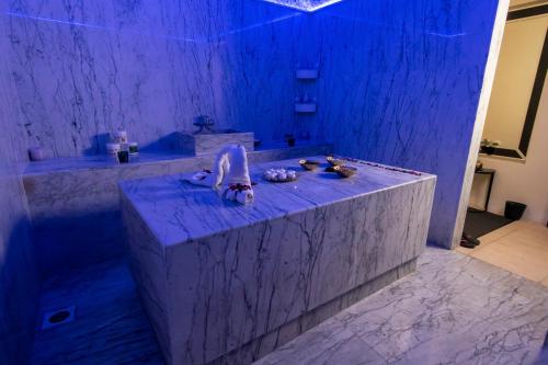 多哈Corp Hotel Apartments and Spa的浴室配有蓝色灯光浴缸