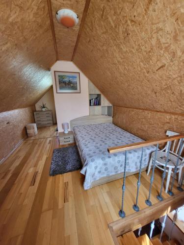 德鲁斯基宁凯Namelis Rugilė的一间卧室配有一张床,铺有木地板