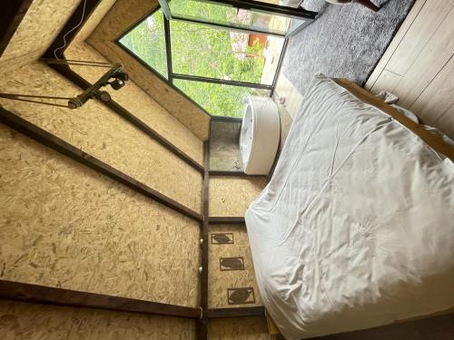 阿克恰阿巴德Riverside house的一间小卧室,配有床和窗户