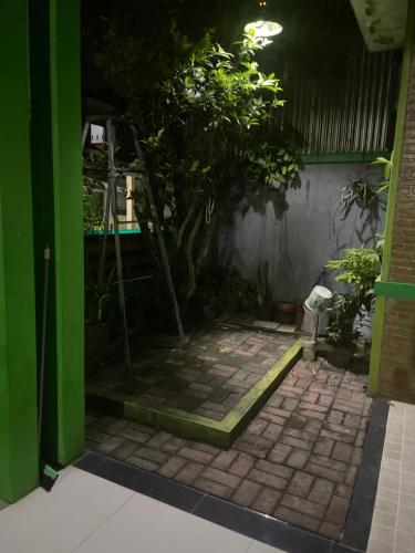 Green House Rawageni的绿色建筑的入口,有树