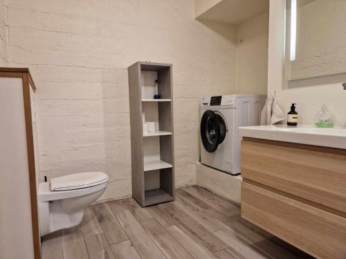 KaldrananesSvansholl Apartments的一间带卫生间和洗衣机的浴室