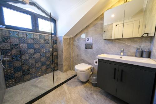 费特希耶Oasis Family-Friendly Luxury Villa Fethiye Oludeniz by Sunworld Villas的一间带卫生间、水槽和窗户的浴室