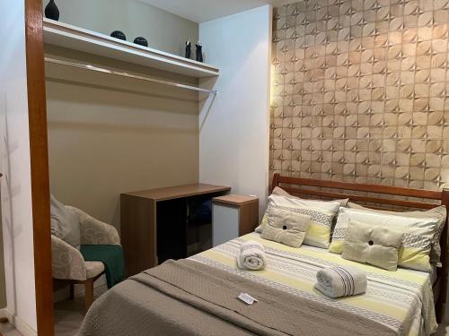卡尚布Hospedagem Sul de Minas Caxambu的一间卧室配有一张大床和一张书桌