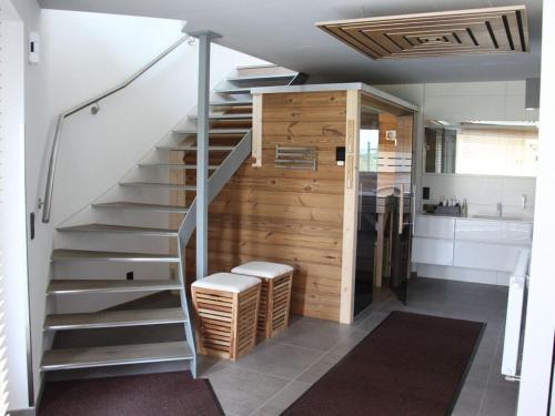 Burk´s Scheune Comfortable holiday residence的楼梯位于带浴室和水槽的房间