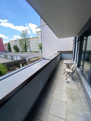 因戈尔施塔特21rooms的阳台配有两把椅子,位于大楼内