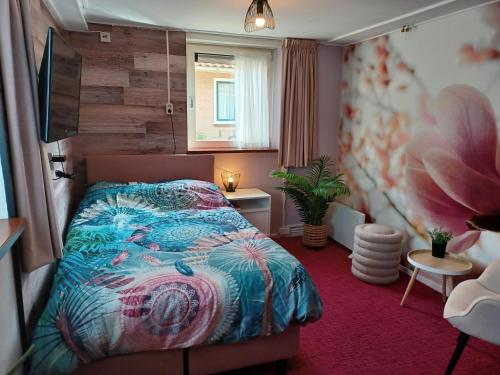 奥斯特仁德Hotel Dichtbijzee的一间小卧室,配有床和窗户