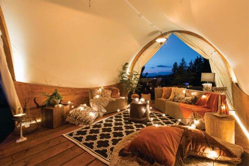 马赛马拉Hotel Lion Sands Masai Mara Lodge的一个带一张沙发和一张桌子的帐篷的房间