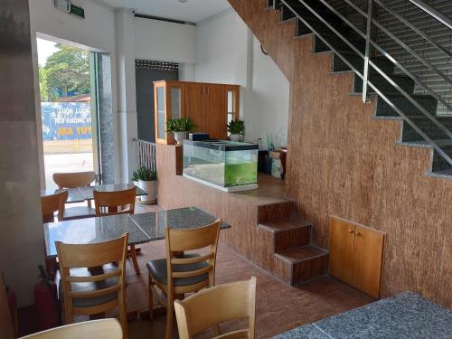 潘切Biển Nhớ Hotel & Coffee的客房设有楼梯和桌椅