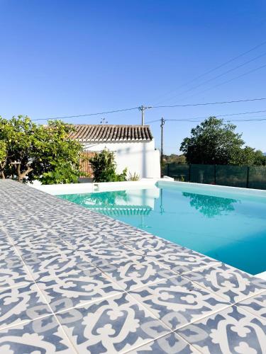 阿尔沃尔Casa XS的一座别墅旁的游泳池,该别墅拥有一座房子