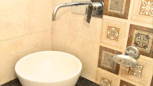 瓦拉纳西Hotel MM Continental的浴室位于隔间内,设有白色卫生间。