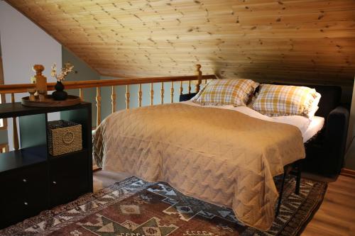 LudvigsborgVilla Granliden的一间卧室设有一张床和木制天花板