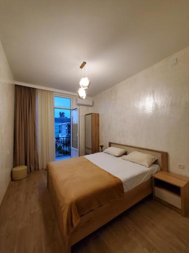 乌雷基MAKA Hotel的一间卧室设有一张大床和一个窗户。