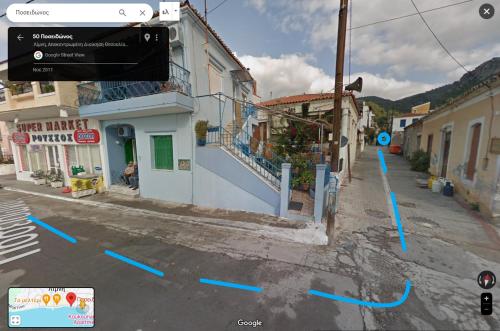 LímniArtistic House in Limni Evias的一条空的街道,在路上有蓝色的标志