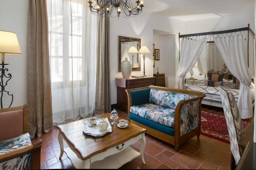 莫内利亚阿巴迪亚圣乔治酒店的客厅配有沙发和桌子