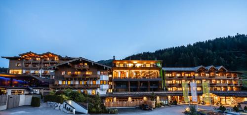 莱奥冈瑞德仁安雷蒙酒店的滑雪胜地一座带灯光的大建筑