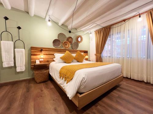 莱瓦镇Sie Casa Hotel的一间卧室设有一张大床和一个窗户。