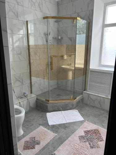 阿克托比Hotel FRESH的带淋浴和卫生间的浴室