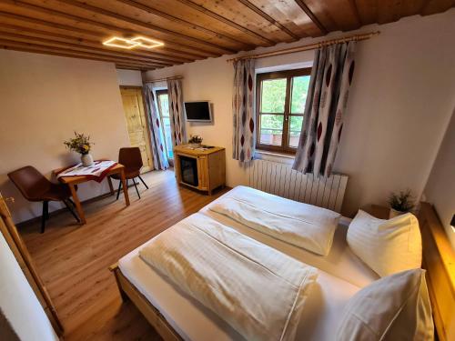 巴德哥依斯恩喜得乐旅馆的一间卧室配有一张床、一张书桌和一个窗户。