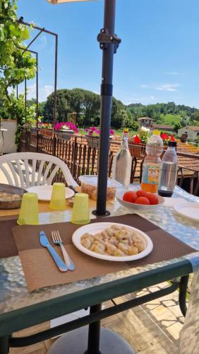 卡潘诺里La casa nella vigna [colline del vino]的一张桌子上放着一盘食物