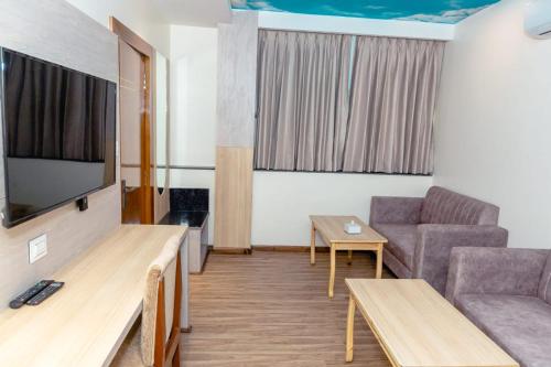 加德满都Hotel Badrinath的带沙发和电视的客厅