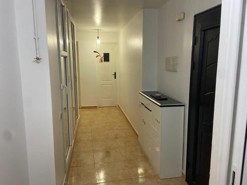 贝贾亚Magnifique F3 edimco的走廊上设有厨房,走廊上设有门