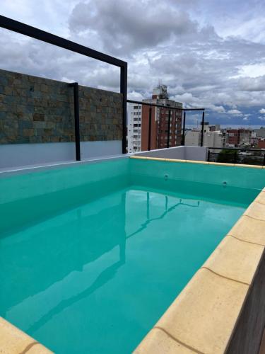 科连特斯Departamento de 1 dormitorio.的建筑物屋顶上的游泳池