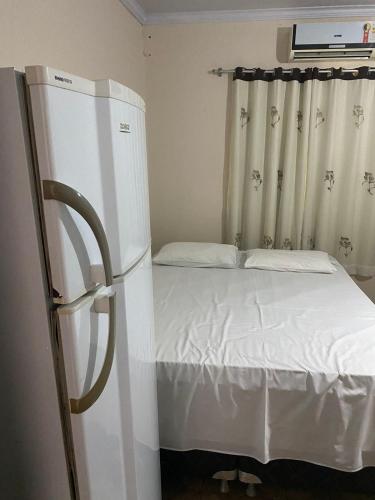维列纳Hotel Vizon 3 Olinda的一间小房间,配有冰箱和一张床