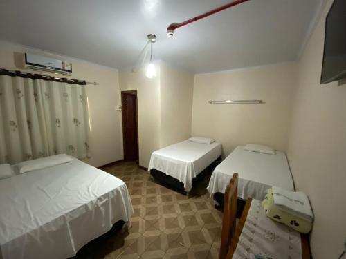 维列纳Hotel Vizon 3 Olinda的一间客房内配有两张床的房间