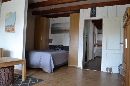 西代希施特里希Ferienwohnung Skagen的一间卧室设有一张床和一个开放式门廊