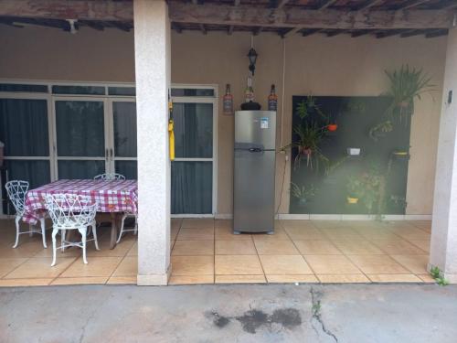 里贝朗普雷托SOBRADO Zona Sul Ribeirao Preto的厨房配有桌子,庭院设有冰箱
