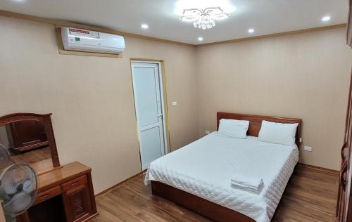 下龙湾Homestay Ha Long Luxury Apartment ( Ocean View)的一间小卧室,配有一张床和电视