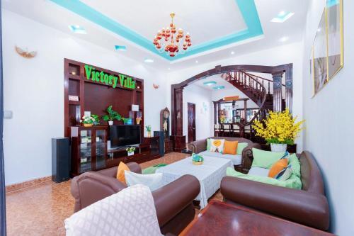 头顿Victory Villa 433 - Bida - Hồ Bơi - Sân Vườn - Karaoke - Gần Biển的带沙发和电视的客厅