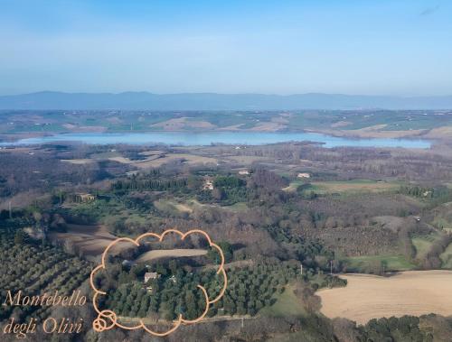 丘西Montebello degli Olivi的享有高山上房屋的空中美景和湖景