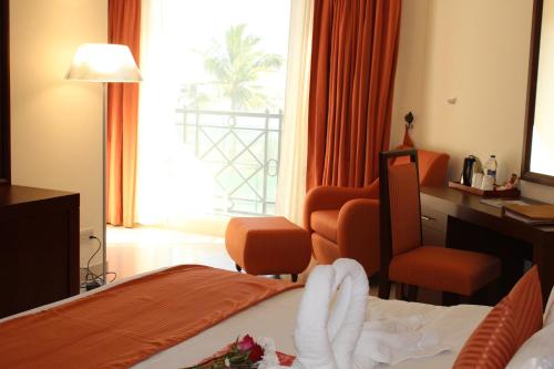 索哈尔索哈尔海滩酒店的酒店客房配有一张床、一张桌子和一把椅子。