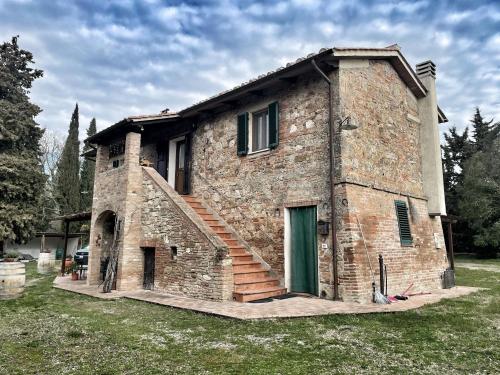 丘西Montebello degli Olivi的石头房子的一侧有楼梯