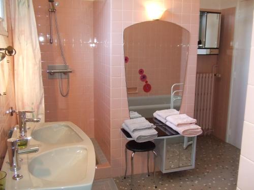 Le Grand VireyLe Nid des Tourterelles的粉红色的浴室设有水槽和浴缸