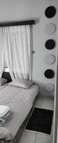 AndravídaJIM的一间卧室配有一张带窗帘的床和窗户