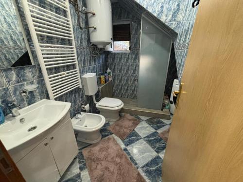 比哈奇EMRAH RIVER UNA的浴室配有盥洗盆、卫生间和盥洗盆。