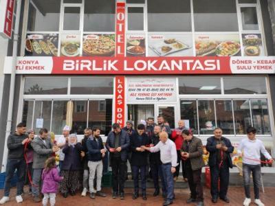 Çiftlik otel的一群站在餐馆前的人