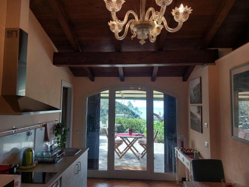 韦尔纳扎Incanto的厨房配有吊灯,并可通往庭院。