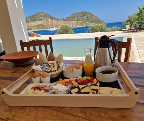 GrikosOnar Patmos的桌上的食品托盘,配以食物