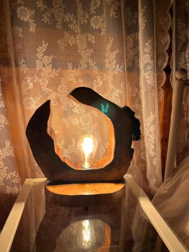 Ampelakia9mouses Chasiotis Guest House的一张桌子上带蜡烛的黑色雕塑