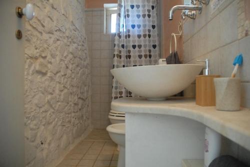 切列梅萨皮卡*Sibun的一间带水槽和卫生间的浴室