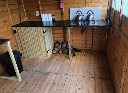 彭布罗克Pop up Pembrokeshire的小木屋内带桌子的房间