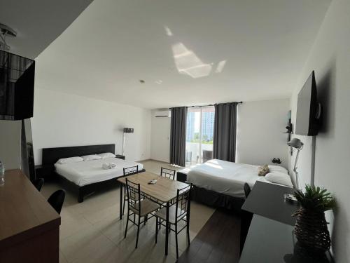 普拉亚布兰卡Playa Blanca Beach Rentals的酒店客房设有两张床和一张桌子。