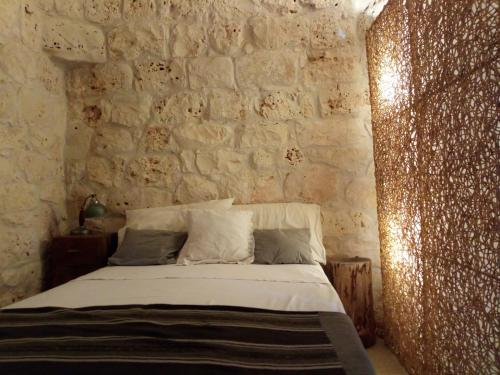 切列梅萨皮卡*Sibun的石墙房间内的一张床位