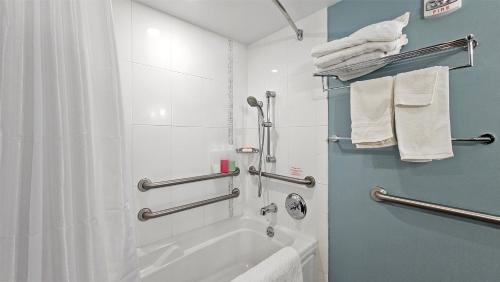 檀香山Ala Moana Hotel _ Ocean view with balcony的浴室配有浴缸、淋浴和毛巾。